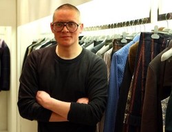 Giles Deacon Buat Kostum Balet Black Swan