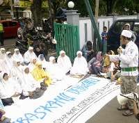 Dukung Deni dan Carli, Ibu-ibu Ikut Demo Pakai Mukena