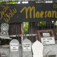 Omzet Penjual Batu Nisan Capai Jutaan Rupiah