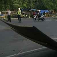 Lembaran Plat Baja PLTU Jatuh di Jalan Demak, Tidak Ada Korban