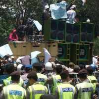 Ratusan Warga Lumajang Anti Tambang Pasir Besi Demo