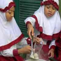 Memperingati Hari Gizi, SD Luqman Al Hakim Masak Bakso 