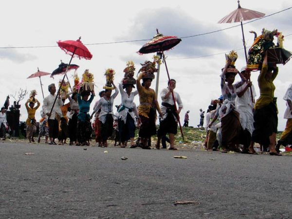 Upacara Melasti Jelang Nyepi di Bali