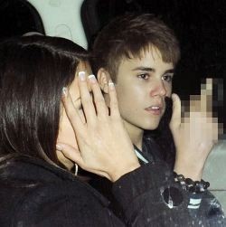 Kesal, Justin Bieber Acungkan Jari Tengah ke Paparazzi