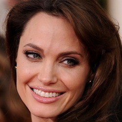 Tak Mau Terlihat Tua, Angelina Jolie Berencana Operasi Plastik