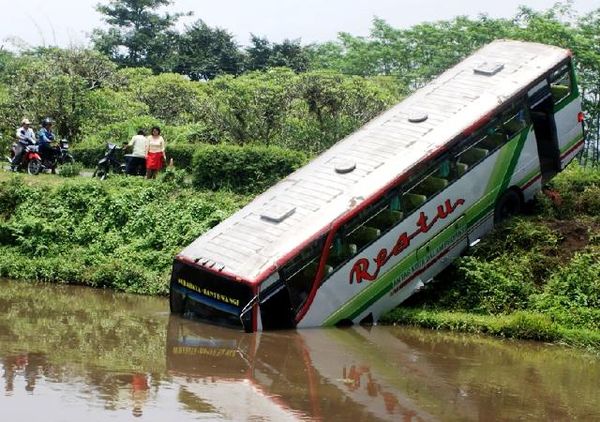Bus Restu Nyemplung ke Sungai