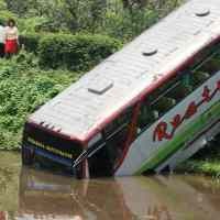 Hindari Penyeberang Jalan, Bus Restu Nyungsep ke Sungai