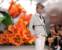 Dituduh Rasis, John Galliano Batal Gelar Fashion Show