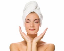 Cara Tepat Bersihkan Wajah di Pagi Hari