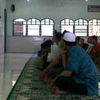 Salat Jumat Jemaat Ahmadiyah Dijaga Polisi