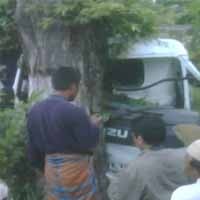 Tabrak Pohon Asem, Sopir Truk Tewas Terhimpit