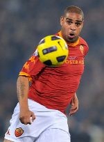 Adriano Siap Cerai dengan Roma