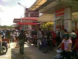 BBM di Pekanbaru Langka, SPBU Diserbu Pembeli