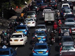 Derita Macet di Puncak: Persediaan Susu Bayi Habis & Pipis di Tepi Jalan