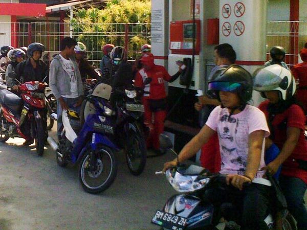 Antri BBM di Pekanbaru