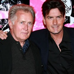 Charlie Sheen Banyak Masalah, Martin Sheen Kabur