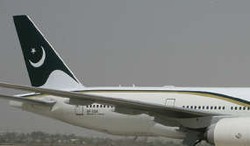 Pesawat Pakistan Digaris Polisi & Dijaga TNI