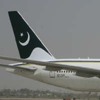 Penumpang Pesawat Pakistan Berkaos Rangers dan Bercelana Loreng