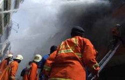 600 Porsi Makanan Bagi Pengungsi Kebakaran Rawamangun dari PMI