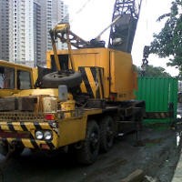 Peti Kemas Timpa Warung Rokok di Jalan RE Martadinata