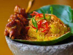 Nasi Ketan Kuning Serundeng