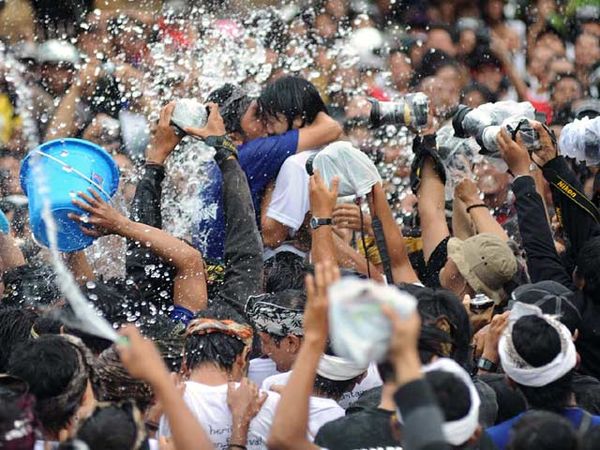 Atraksi Ciuman Massal di Usai Nyepi