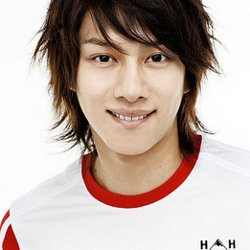 Dilempar Kado Saat Konser, Wajah Heechul SuJu Terluka