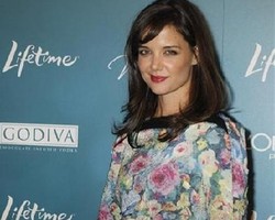 Katie Holmes Jadi Model Katalog Baju Rp 200 Ribuan