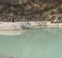 Tiket Mahal, Minim Fasilitas Penunjang Kawah Putih