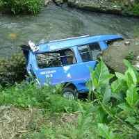 Truk Tabrak Angkot Masuk Sungai Diduga Kelebihan Muatan