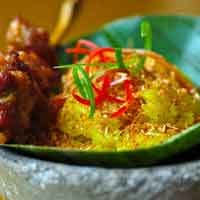 Nasi Ketan Kuning Serundeng