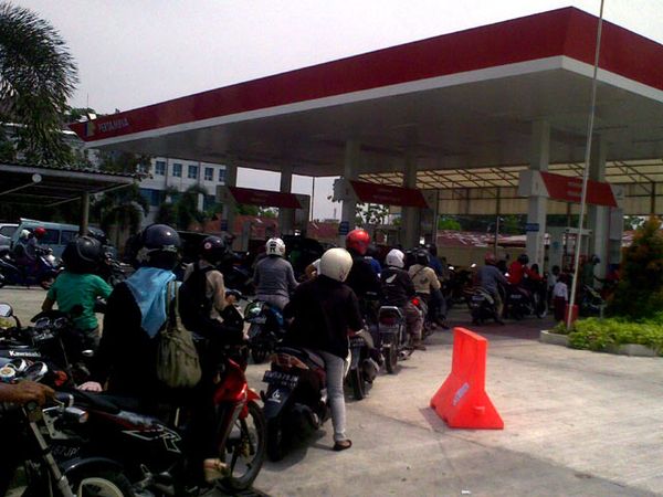 Antre BBM di Pekanbaru Mengular Panjang