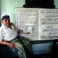 Wah! Surat Yasin Raksasa Untuk Almarhum Istri Tercinta