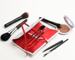 5 Alat Make-up Dasar yang Wajib Anda Miliki