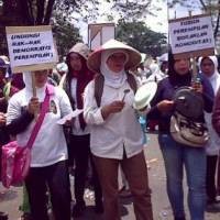 Buruh Tani Pukul Piring Desak Hapuskan Diskriminasi