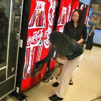 Minum Soda Sambil Ngecas Mobil Listrik 