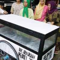 Tingkatkan Kemandirian Ekonomi, Warga Kenjeran Diberi Gerobak