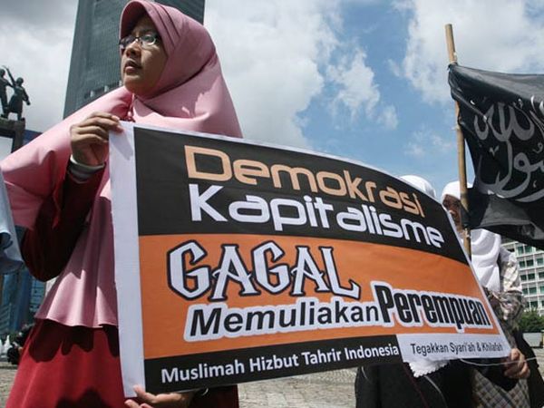 Muslimah HTI Kritik Kapitalisme Global