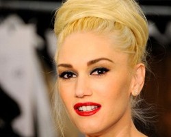 Gwen Stefani Pakai Lipstik Merah Demi Suami