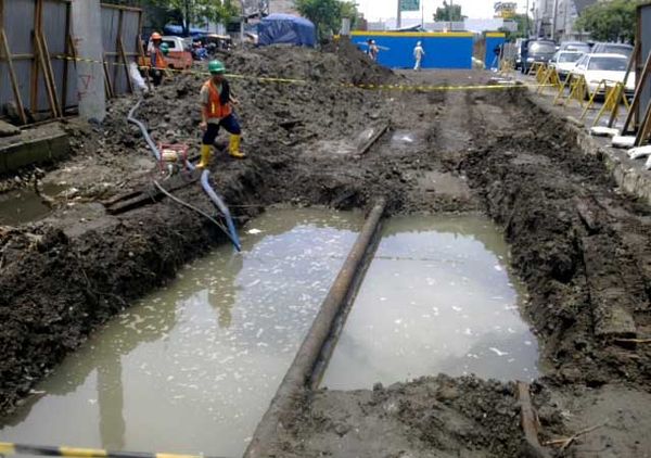 Proyek Fly Over Diponegoro Rusak Rel Trem