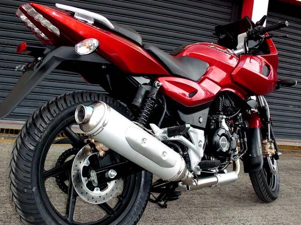 Bajaj Pulsar 220 DTS-i Meluncur