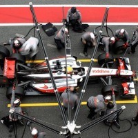 Hamilton Akui Belum Punya Mobil Jempolan