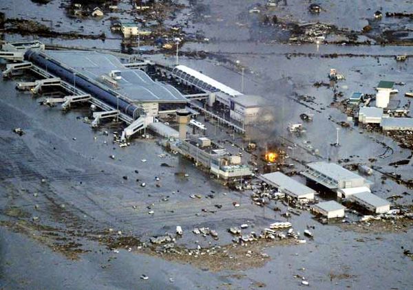 Tsunami Hantam Bandara Sendai