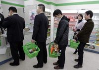 Warga Tokyo Borong Barang di Supermarket