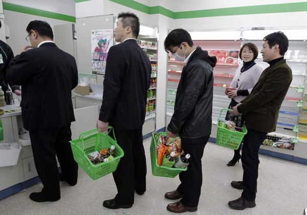 Warga Tokyo Borong Barang di Supermarket Warga Tokyo Borong Barang di Supermarket