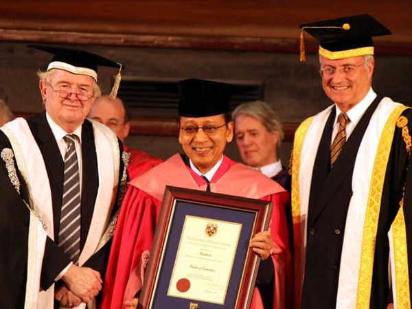 Boediono Jadi Doktor Kehormatan Bidang Ekonomi  