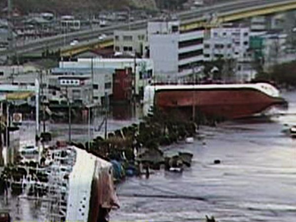 Tsunami Sapu Boat dan Mobil