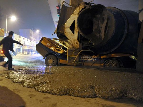 Truk Semen Timpa Taksi