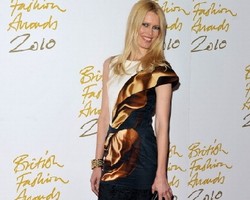 Claudia Schiffer Tak Mau Lagi Jalan di Catwalk