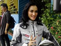 Atiqah Hasiholan Jadi Biker